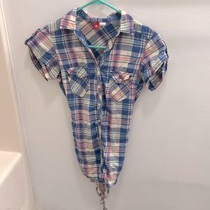 Collared button down top with waist tie belt/ button sleeves.